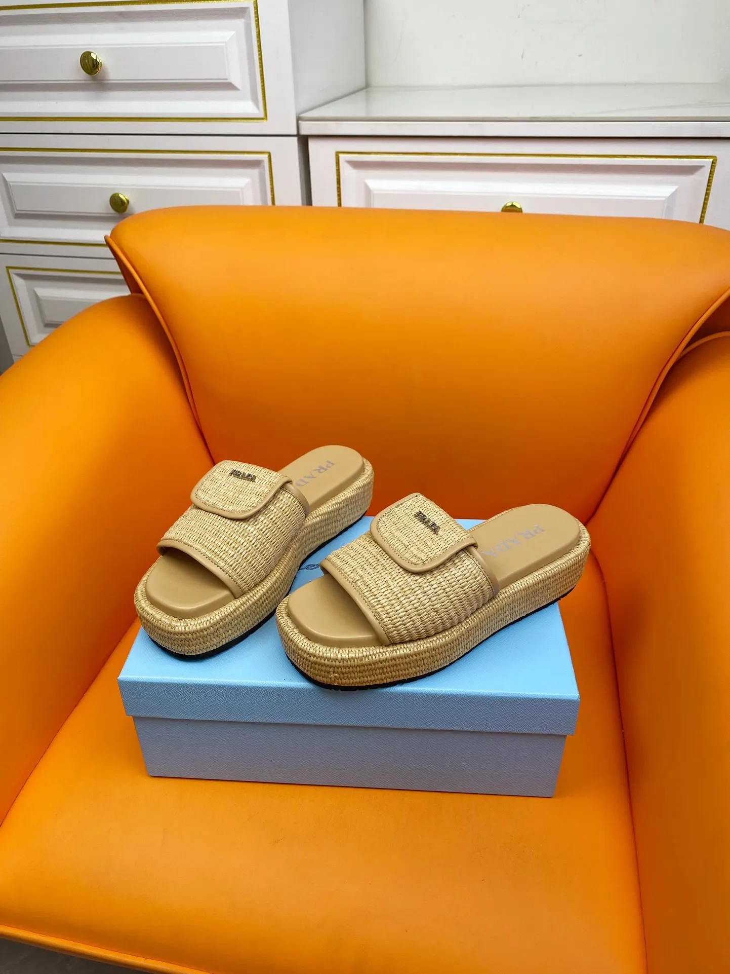 👟👟Ex-factory price 520👟👟 PRADA 2024ss raffia woven slippers This year's popular straw series, lazy people's must-have slippers are so good-looking on the feet. The whole pair of shoes is light, comfortable and bright colors meet the various choices of fashionable people of different styles! Original custom-made raffia Sheepskin lining 1:1 open mold outsole Size number: 35-39 (40 customizations are not returnable)